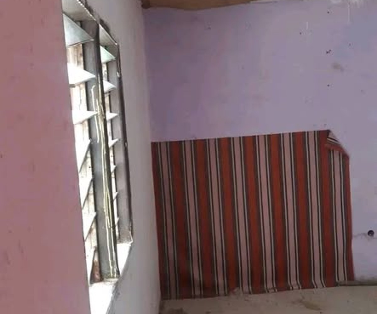 Grande chambre avec douche à louer à Douala PK8