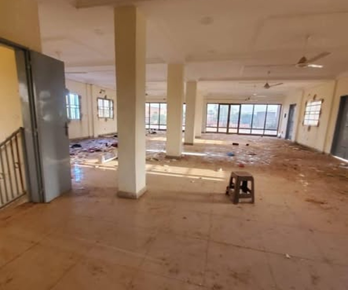 Immueble commercial complet R+1 à louer à Cité Sic, Douala