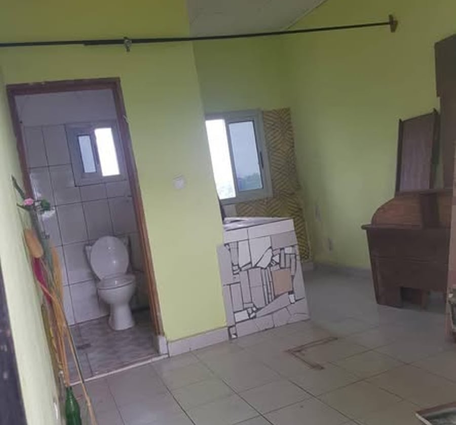 Chambre moderne avec espace cuisine - PK15 Douala