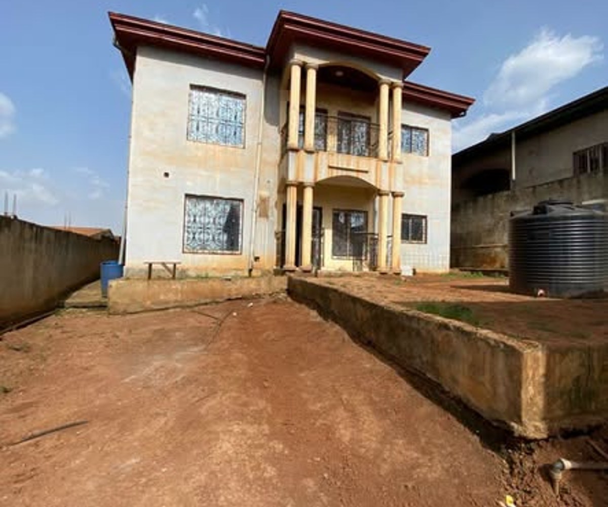 Duplexe à louer à Nkolbisson - 7 chambres, 4 douches