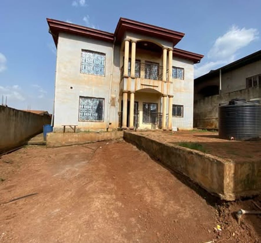 Duplexe à louer à Nkolbisson - 7 chambres, 4 douches