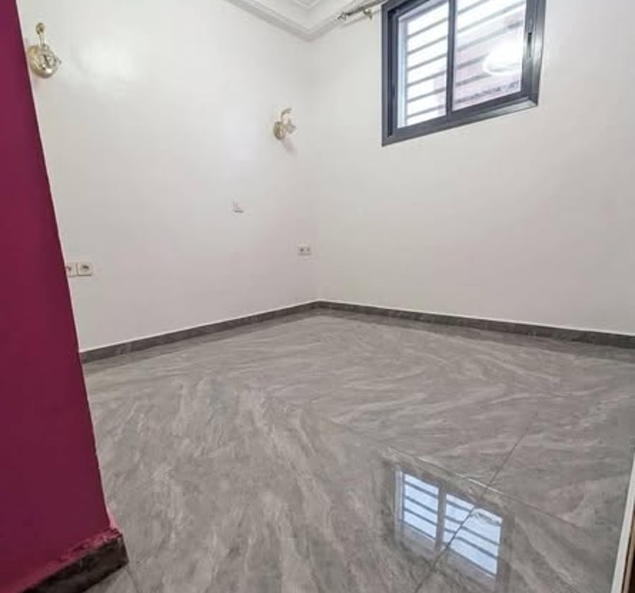 Studio moderne 4 pièces à Village, Douala