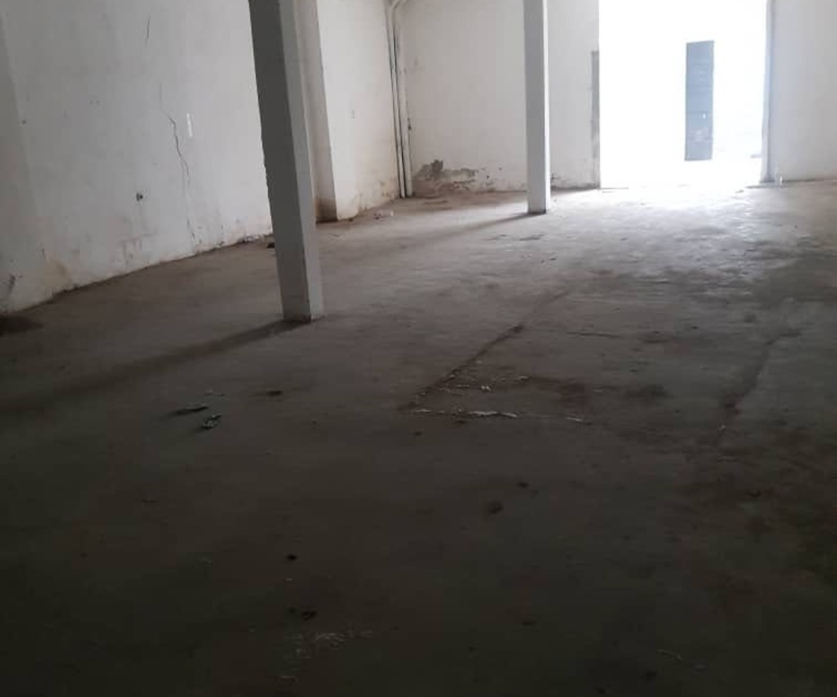 Grand magasin de stockage à louer à Akwa Douala