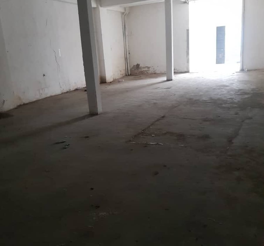Grand magasin de stockage à louer à Akwa Douala