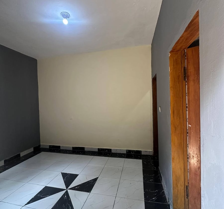 Chambre moderne 3 pièces - PK8 entrée laïque - 40 000 FCFA/mois