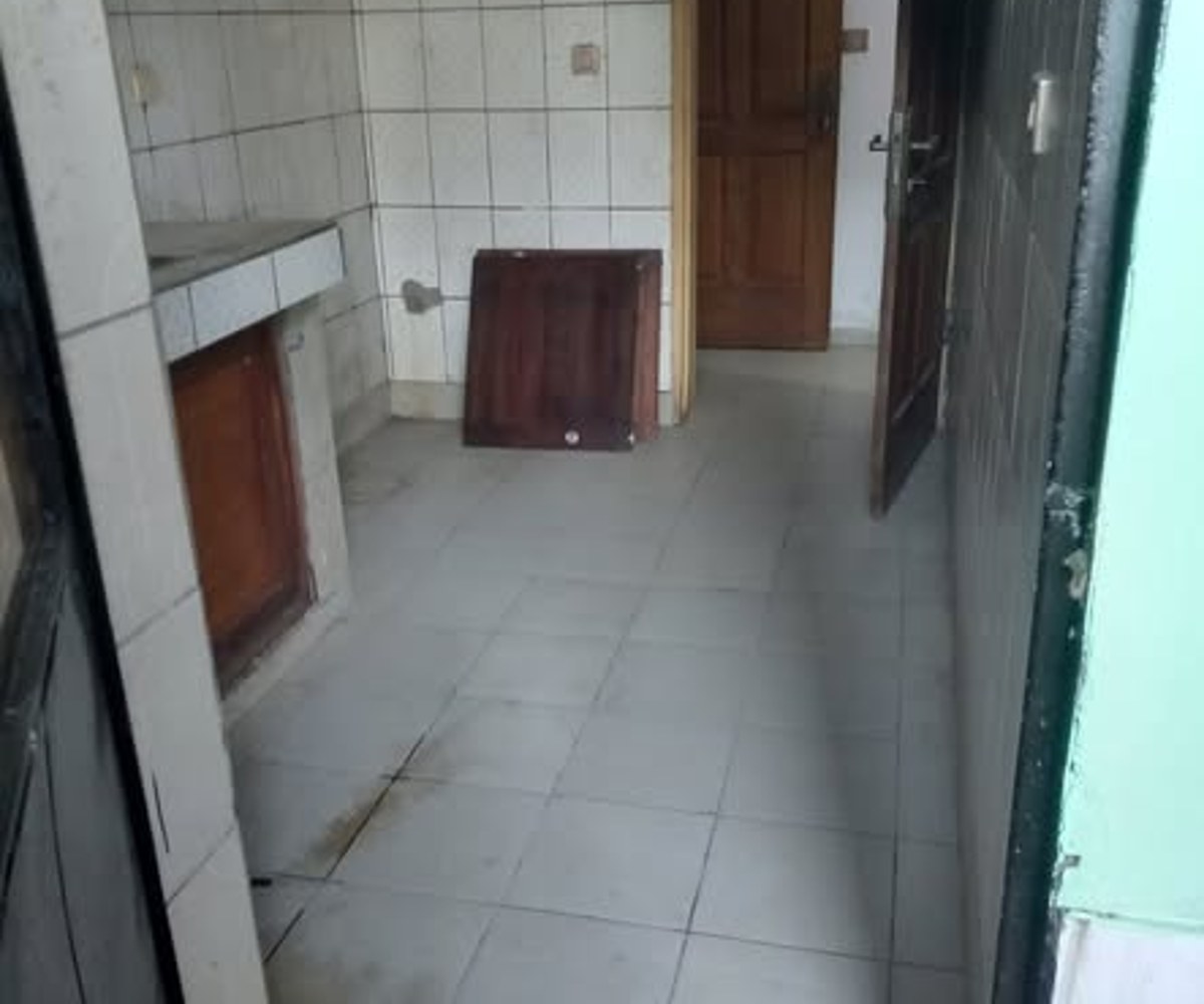 a louer appartements bien propre dans la barriere. salon 2chambres 2douches cuisine prix 100mil a jardin logbaba a cote du goudron occasion