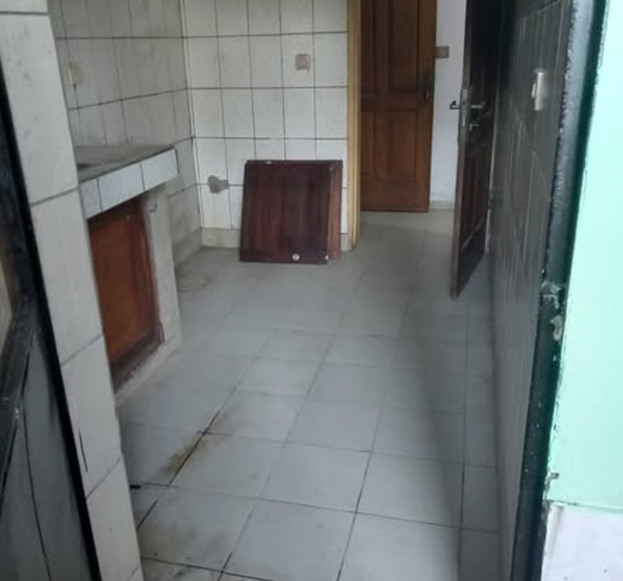 a louer appartements bien propre dans la barriere. salon 2chambres 2douches cuisine prix 100mil a jardin logbaba a cote du goudron occasion