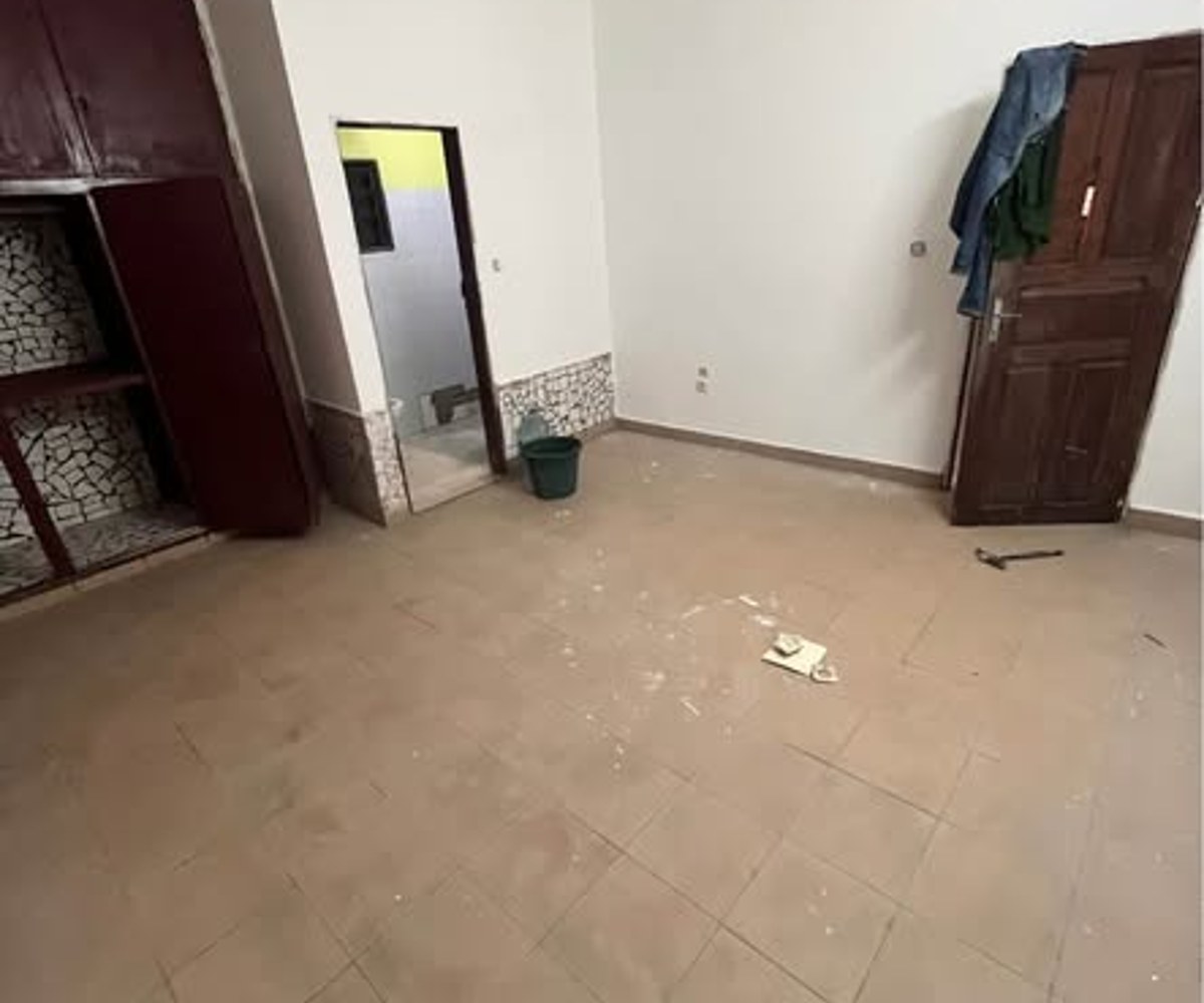 Vaste chambre moderne à louer à Ndogbong