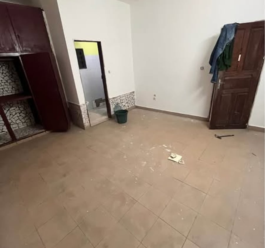Vaste chambre moderne à louer à Ndogbong