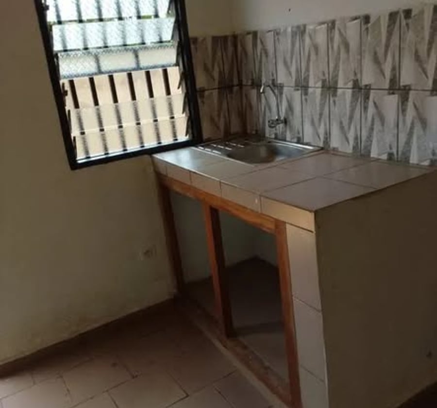 Grande chambre moderne à Nkolfoulou
