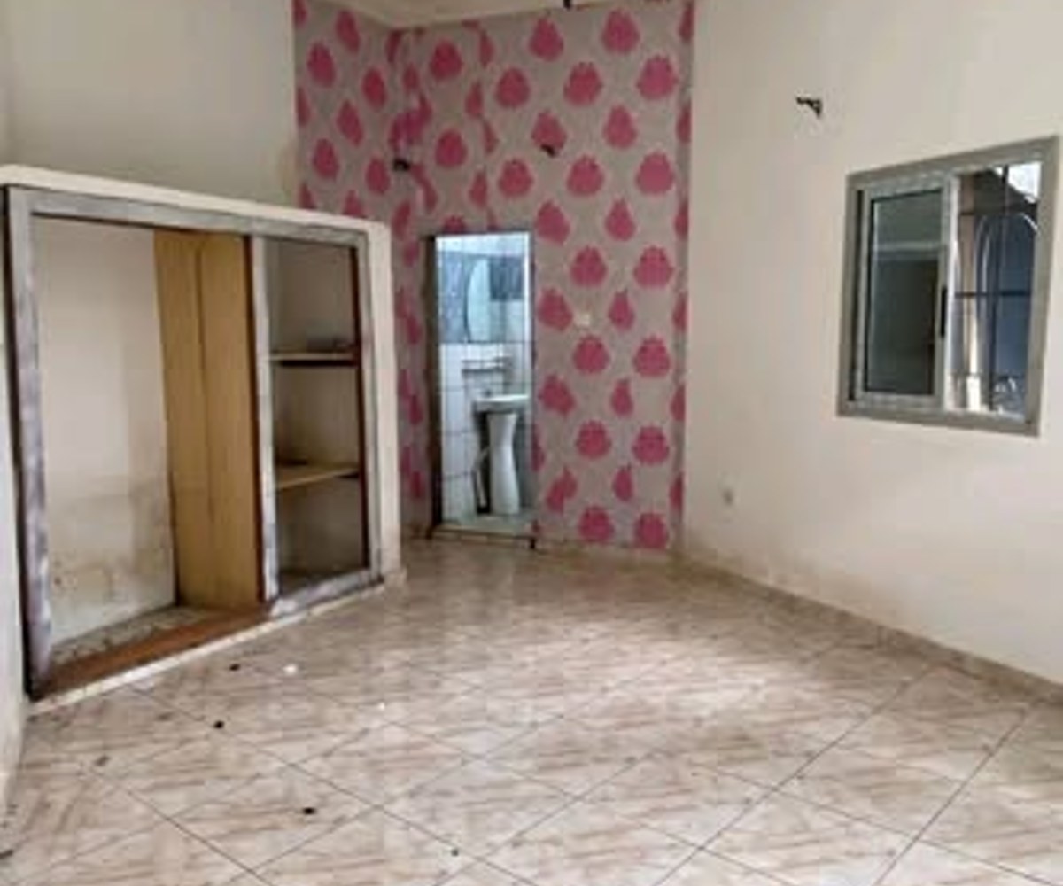 Vaste chambre moderne à louer à Akwa Nord