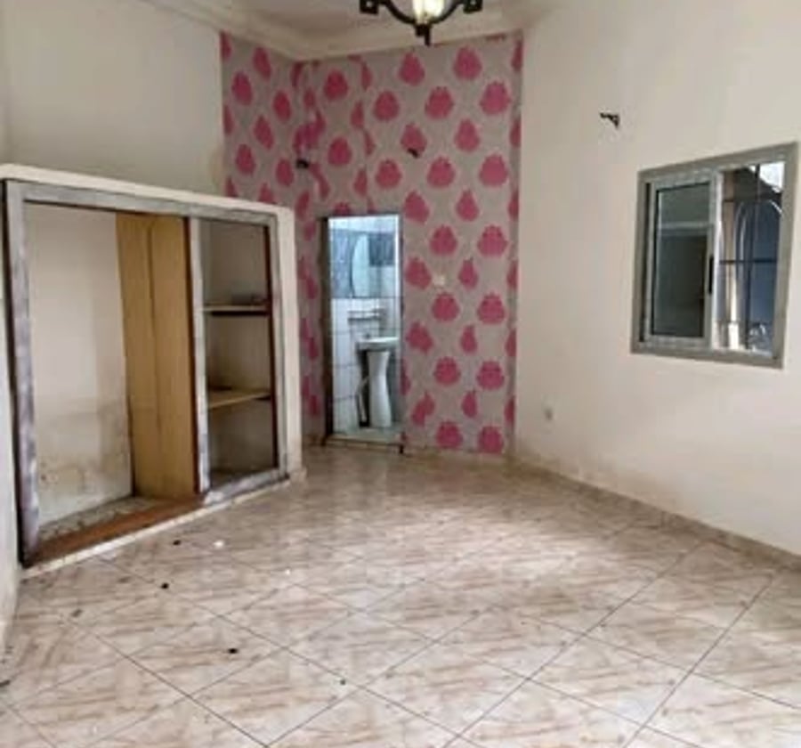 Vaste chambre moderne à louer à Akwa Nord