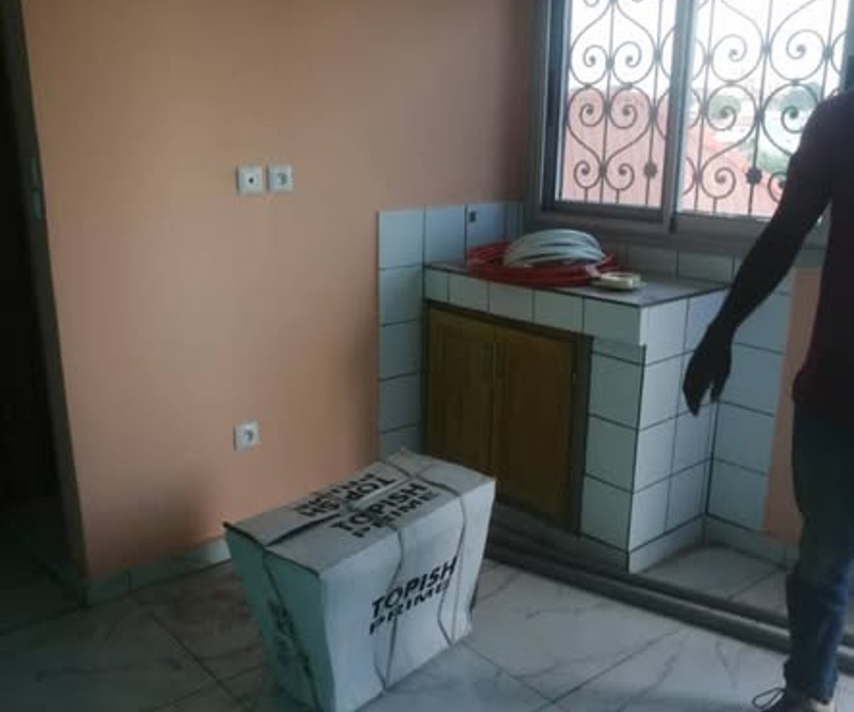 Chambre moderne neuve à Odza Commissariat