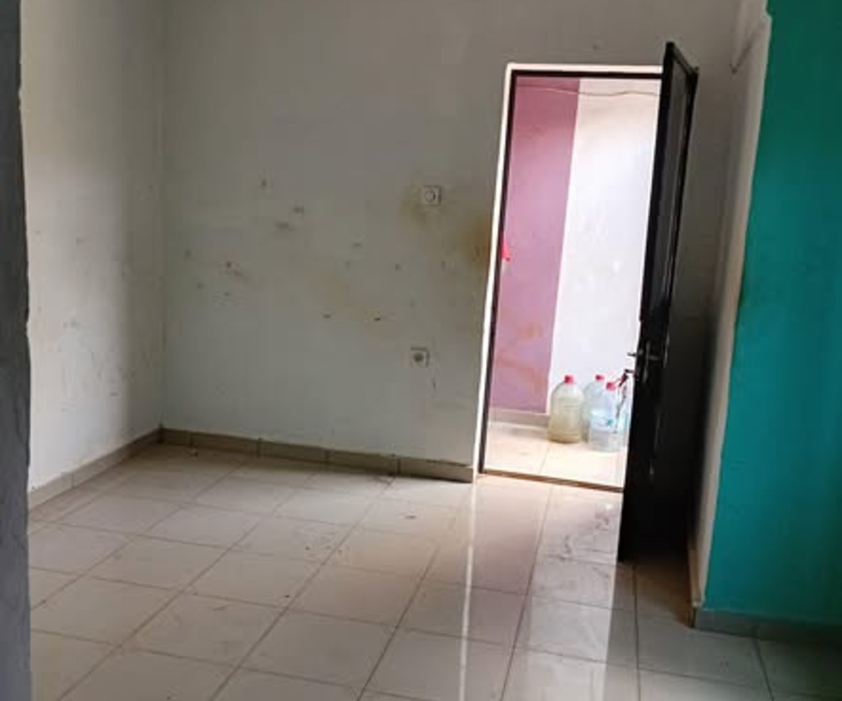 Vaste chambre moderne à Ahala Barrière