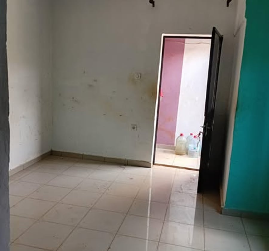 Vaste chambre moderne à Ahala Barrière