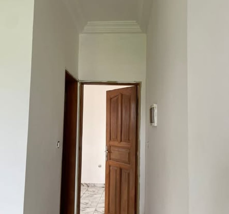 Studio moderne à louer - Biyem-Assi