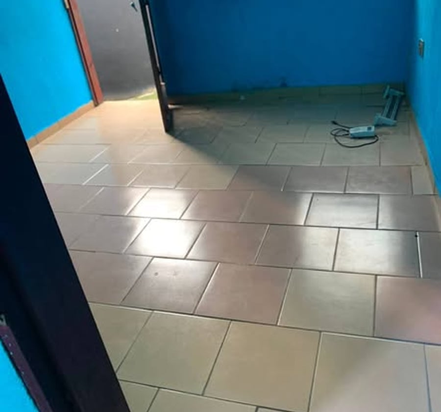 Studio simple à louer à Ndogbong - Carrefour Chefferie