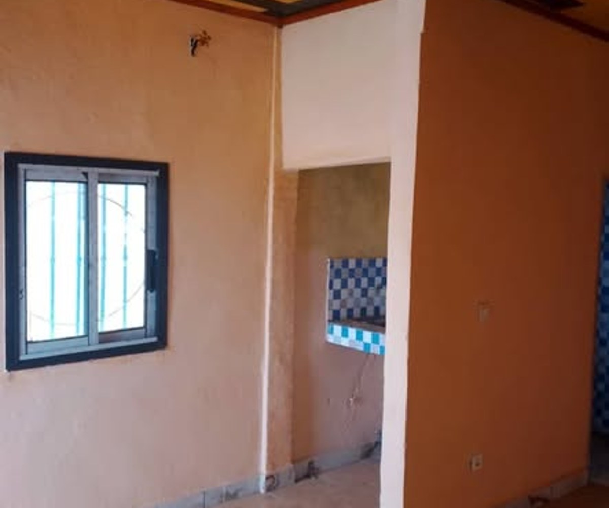 Très grande chambre moderne au carrefour Nkoabang