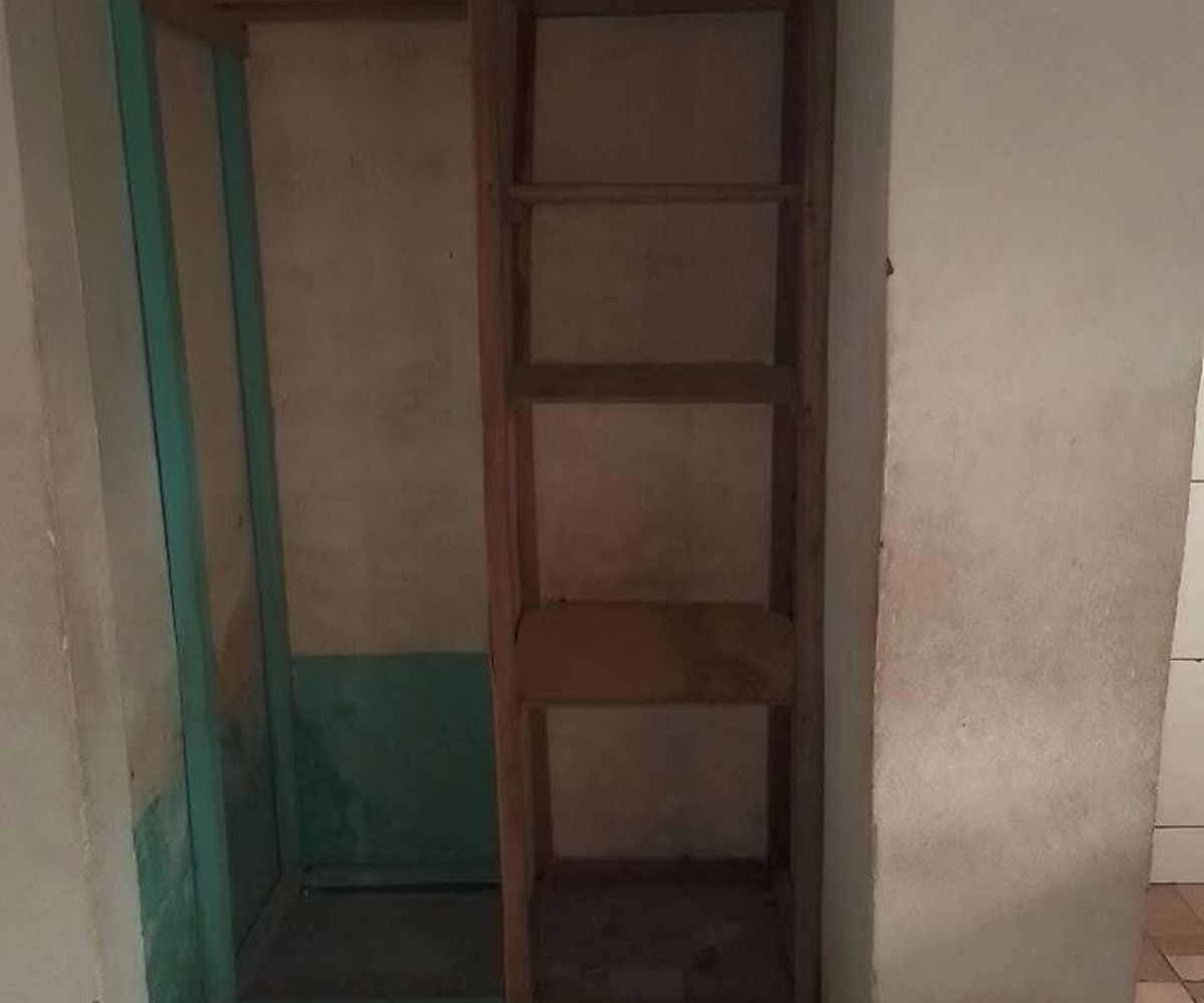 Grande chambre moderne avec cuisine à Beedi