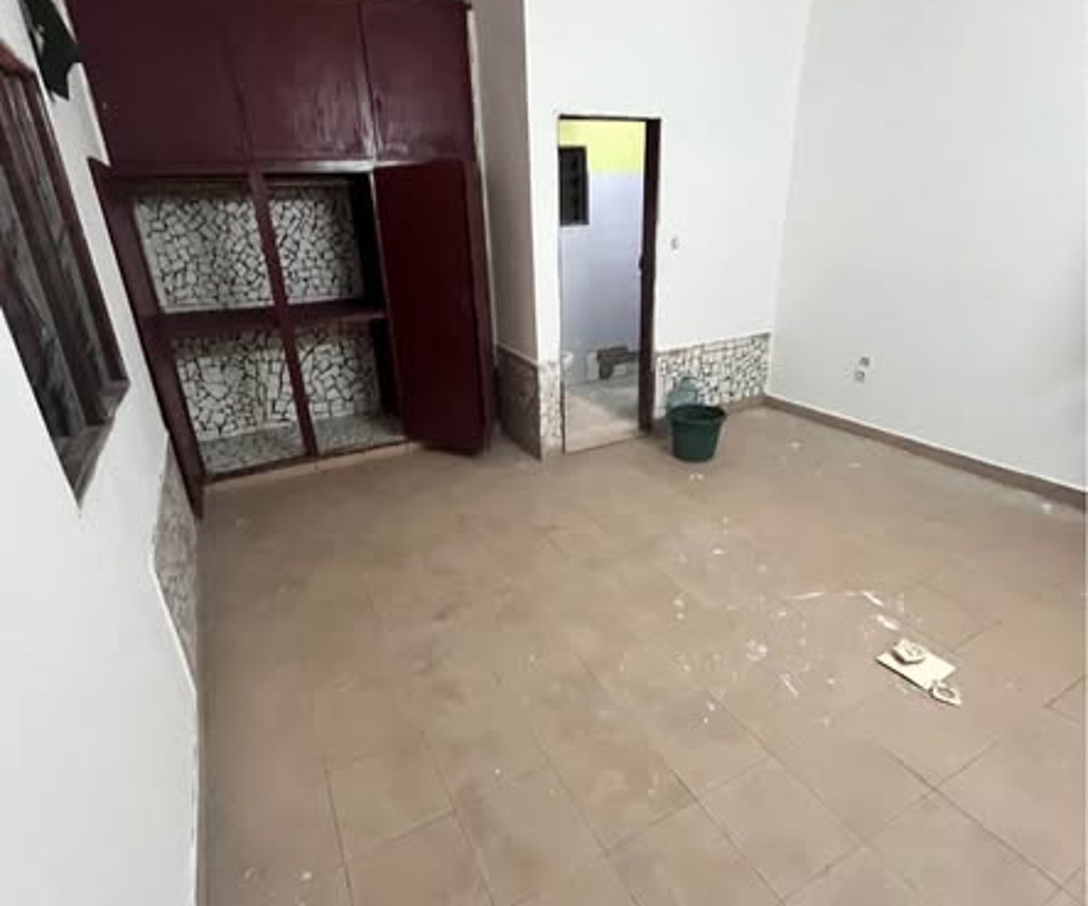 Vaste chambre moderne à louer à Ndogbong