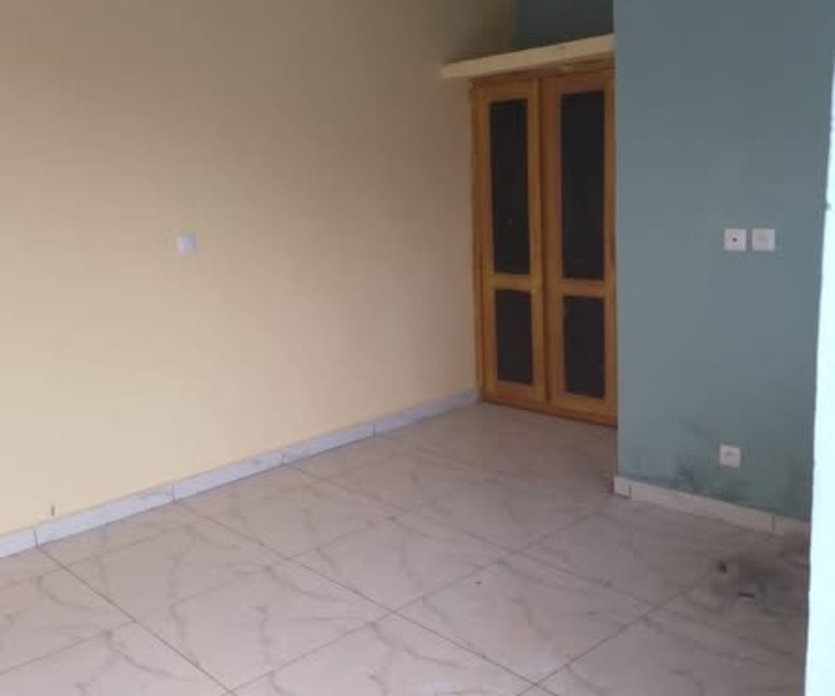 Grande chambre moderne avec cuisine américaine - Messamendongo