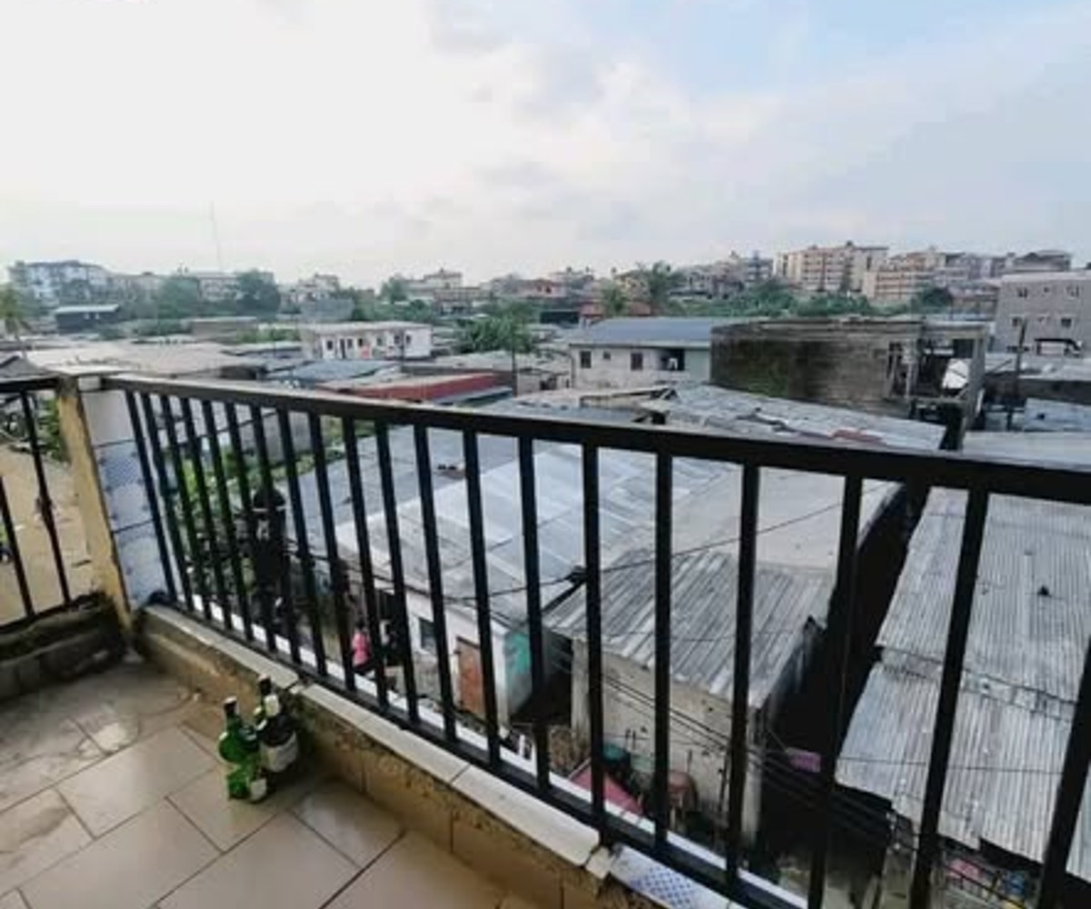 Chambre moderne avec cuisine et balcon à Ange Raphaël