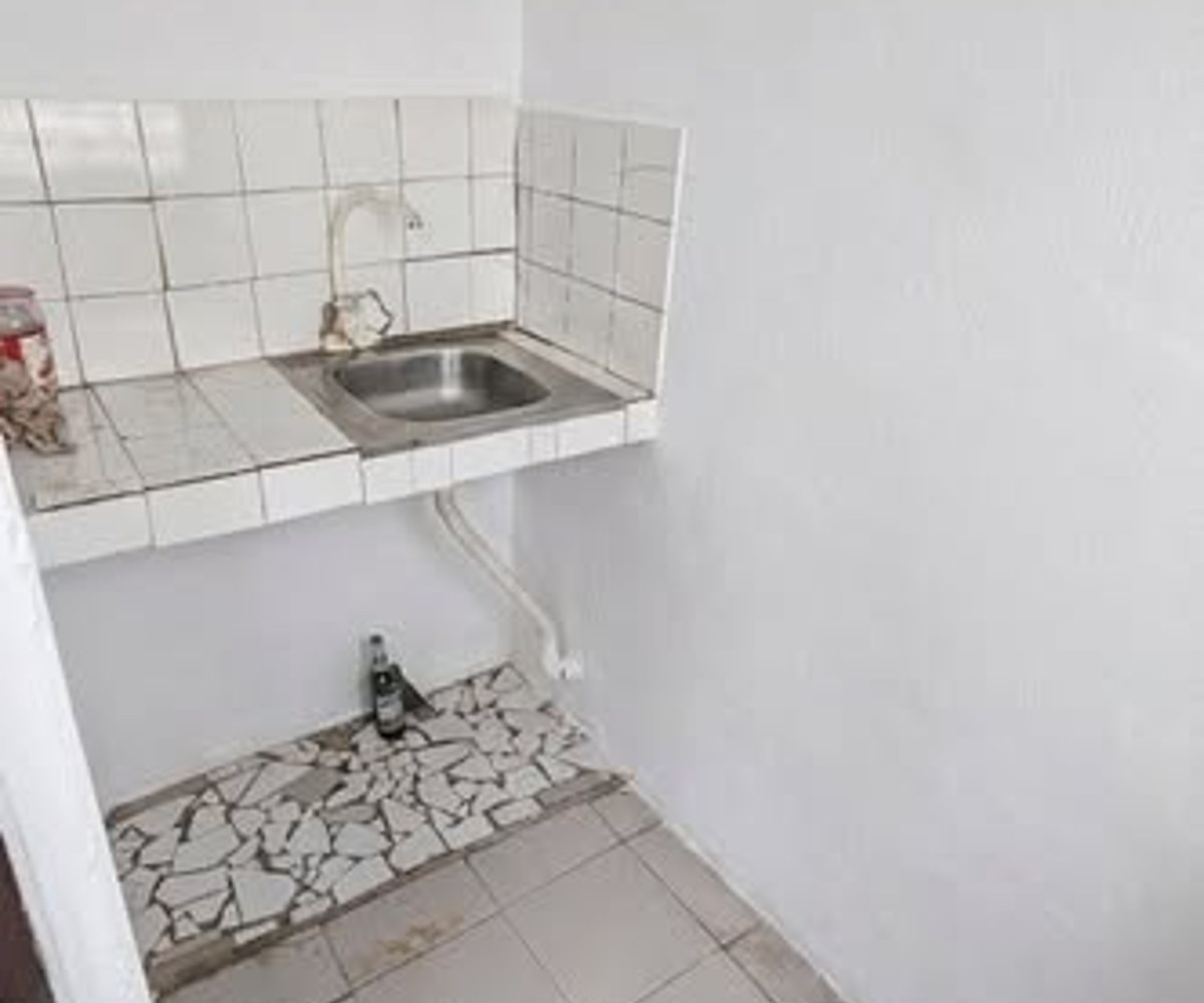 Chambre moderne avec cuisine et balcon à Ndogbong