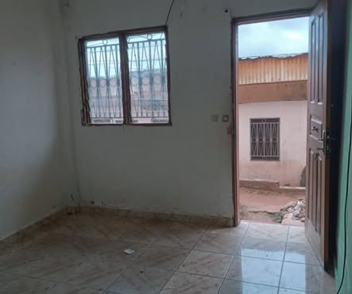 Chambre moderne à louer - Etoug-Ebe