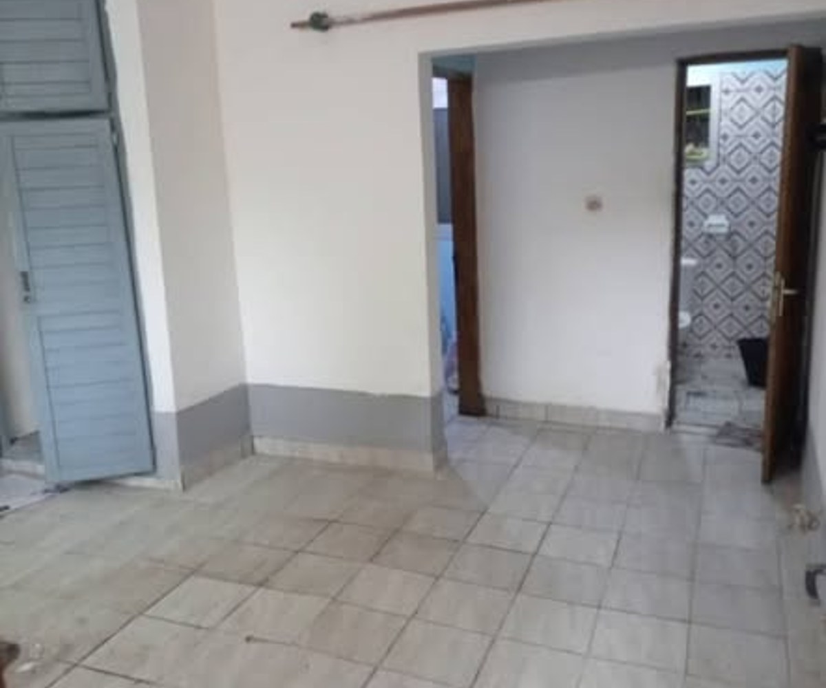Vaste chambre moderne à louer - Ndogbong, Douala