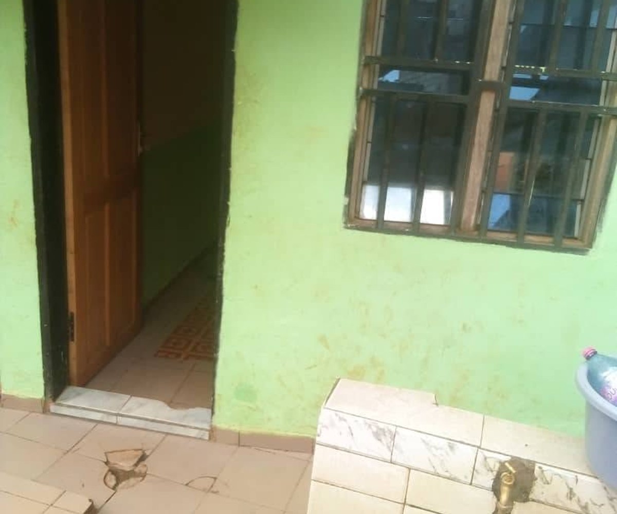 Chambre simple à louer – Ngousso, Yaoundé