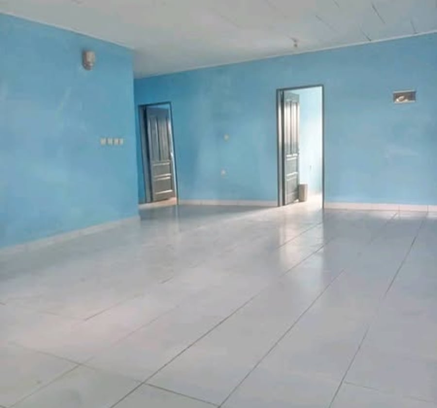 Très vaste studio moderne à louer - Logbaba, Plateau