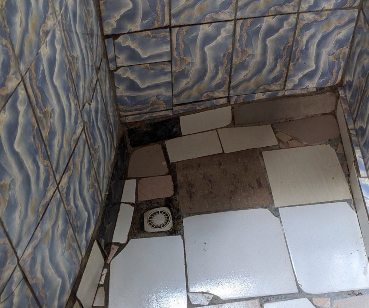 Vaste chambre semi-moderne à louer à Obobogo