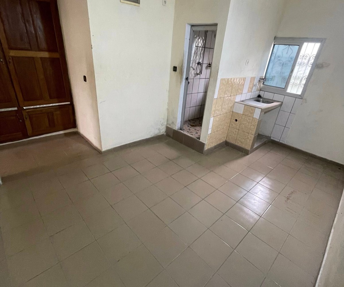 Vaste chambre moderne à Logbessou
