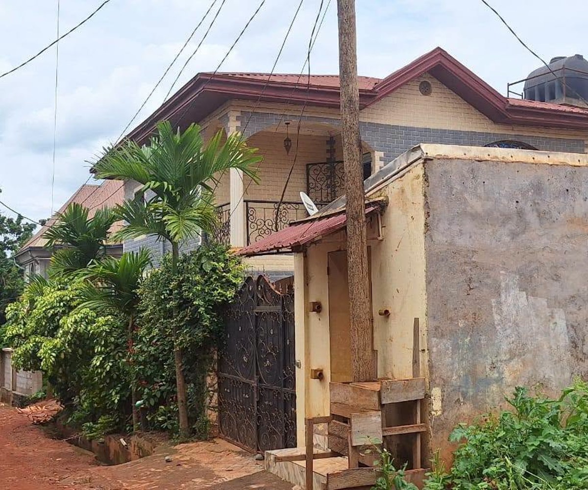 Duplex à louer à Awae, Yaoundé - 4 chambres, 3 salles de douche