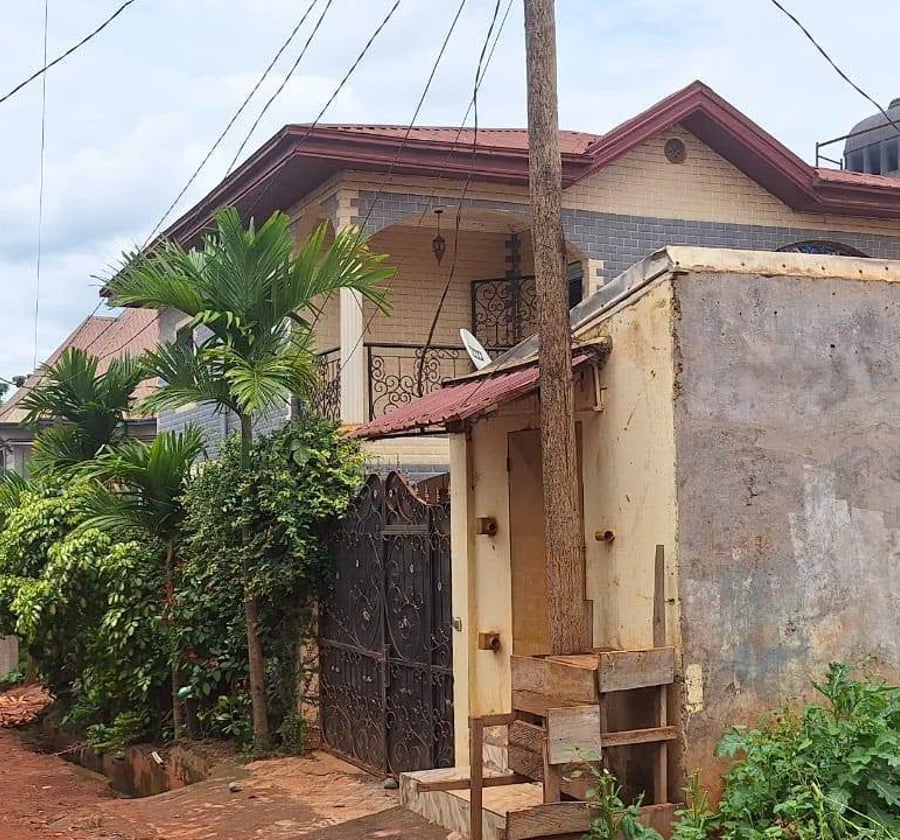 Duplex à louer à Awae, Yaoundé - 4 chambres, 3 salles de douche