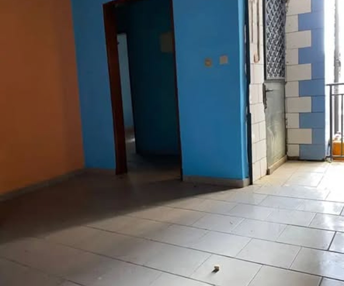 jackpot appartement moderne bien Grand situé à ndogpassi 3 vers le marché ndogpassi 3 à zéros pas du goudron avec forage prapayee cadre pers