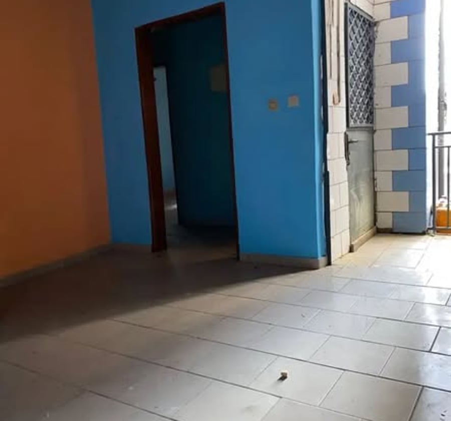 jackpot appartement moderne bien Grand situé à ndogpassi 3 vers le marché ndogpassi 3 à zéros pas du goudron avec forage prapayee cadre pers
