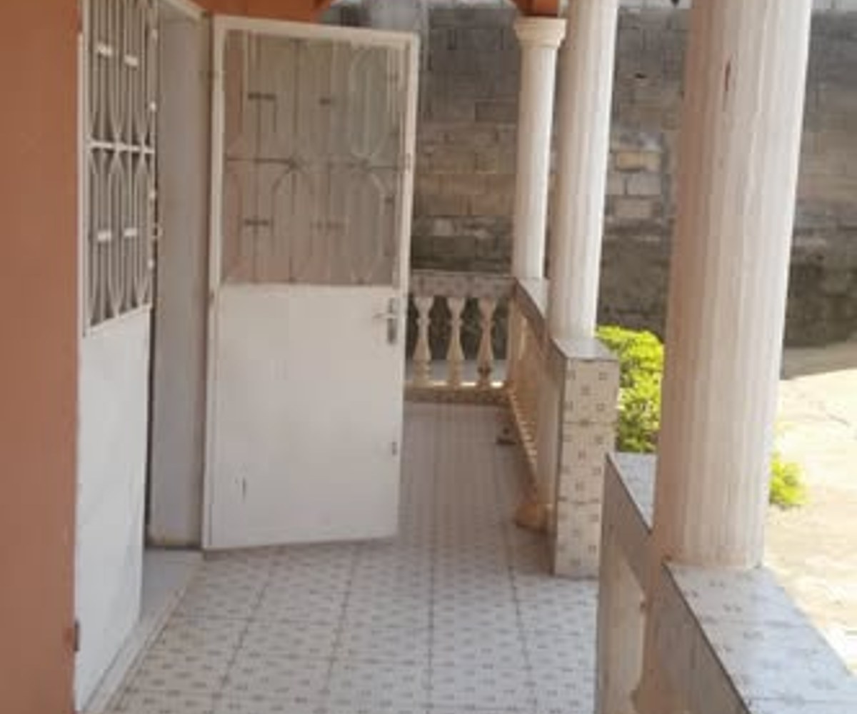 Villa 4 chambres à louer - Biyem-Assi, Yaoundé