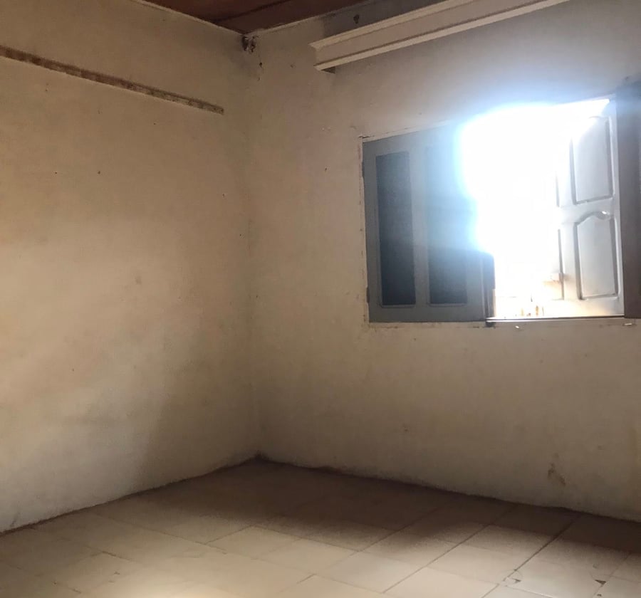 Chambre simple carrelée à Happy - Yaoundé