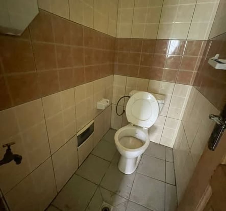 Chambre moderne avec douche et cuisine à Beedi