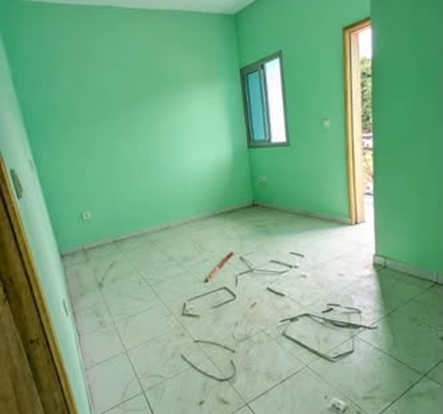Chambre moderne à Messassi Nyom Moto