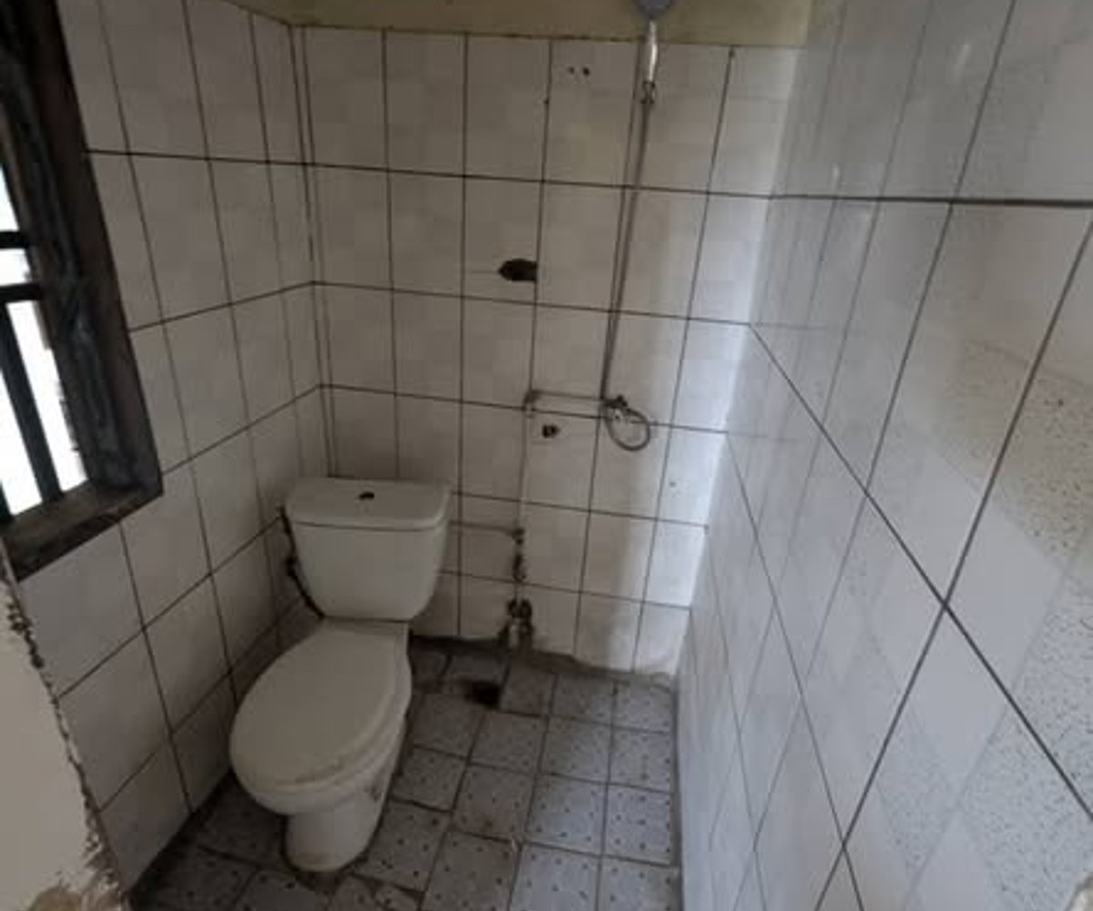 Grand chambre 3 pièces à louer à Nsam