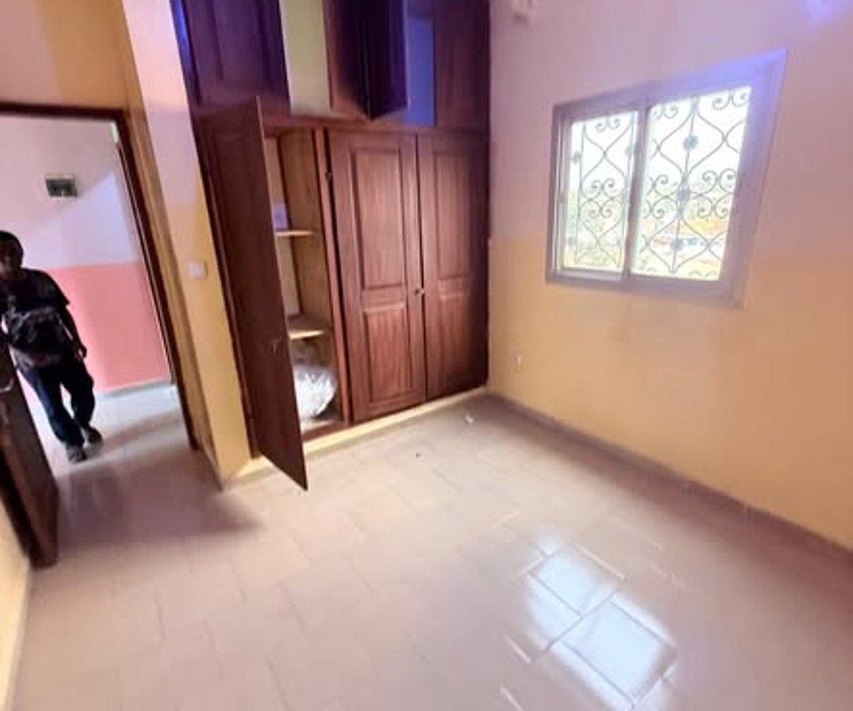 Studio moderne à louer à Nkolfoulou