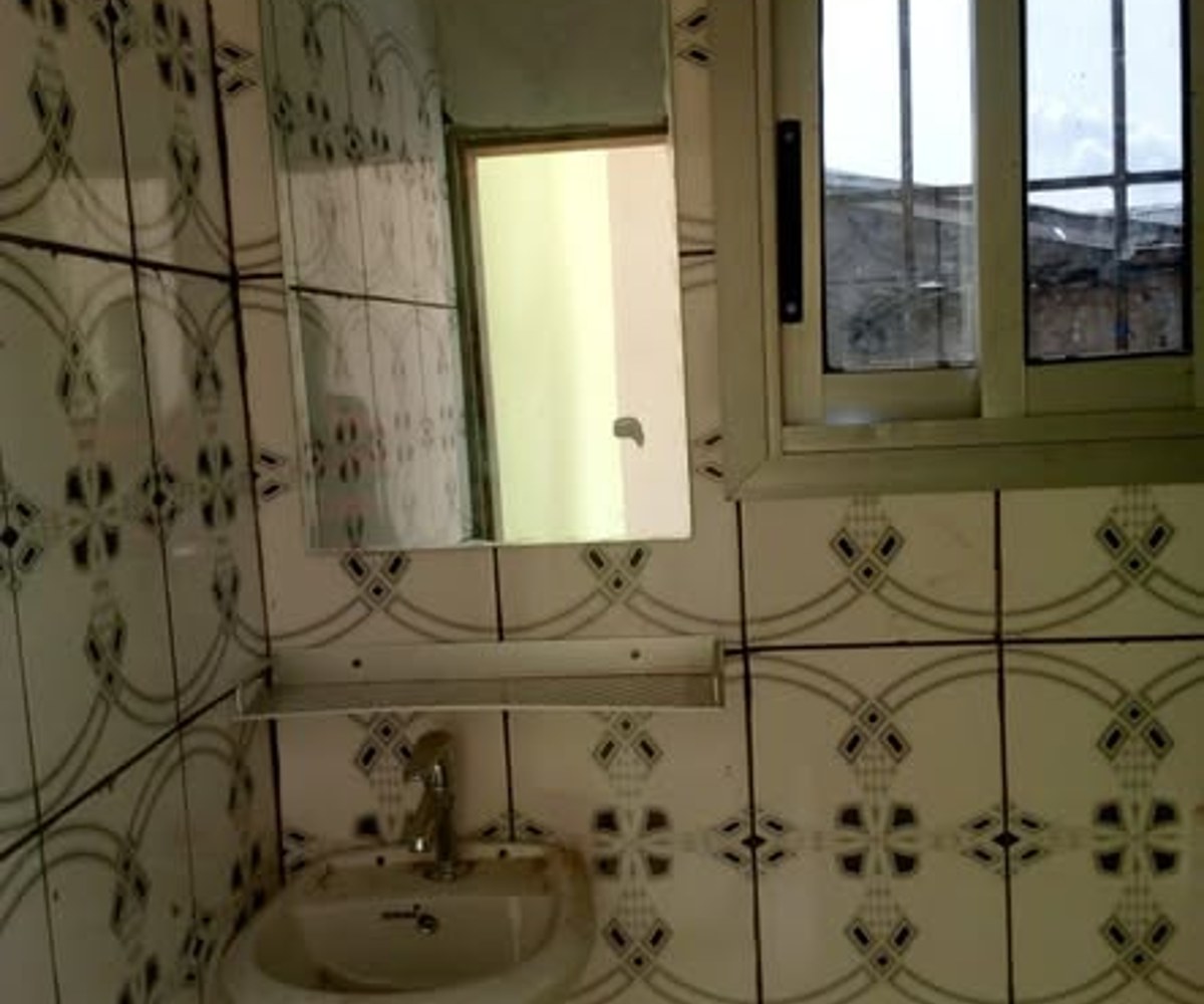 Grande chambre moderne à louer à Kotto - 27 000 XAF/mois