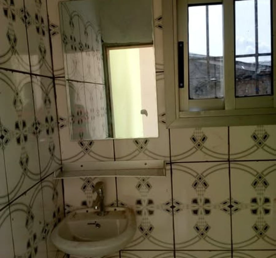Grande chambre moderne à louer à Kotto - 27 000 XAF/mois