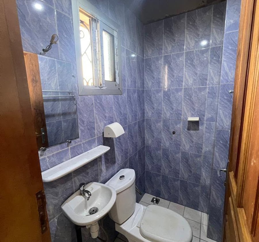 Chambre moderne à louer à Biyem-assi Tkc