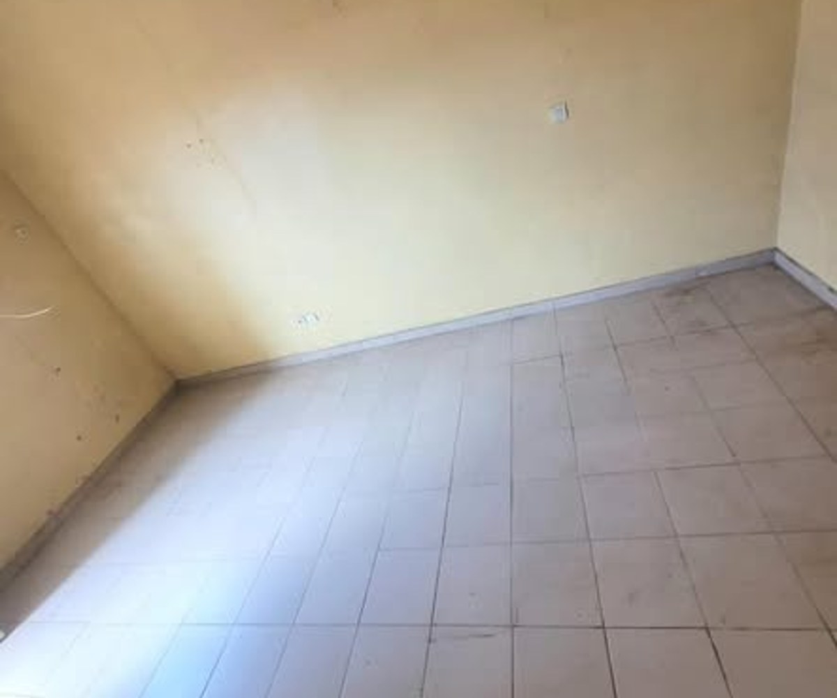 Vaste chambre moderne à Emana