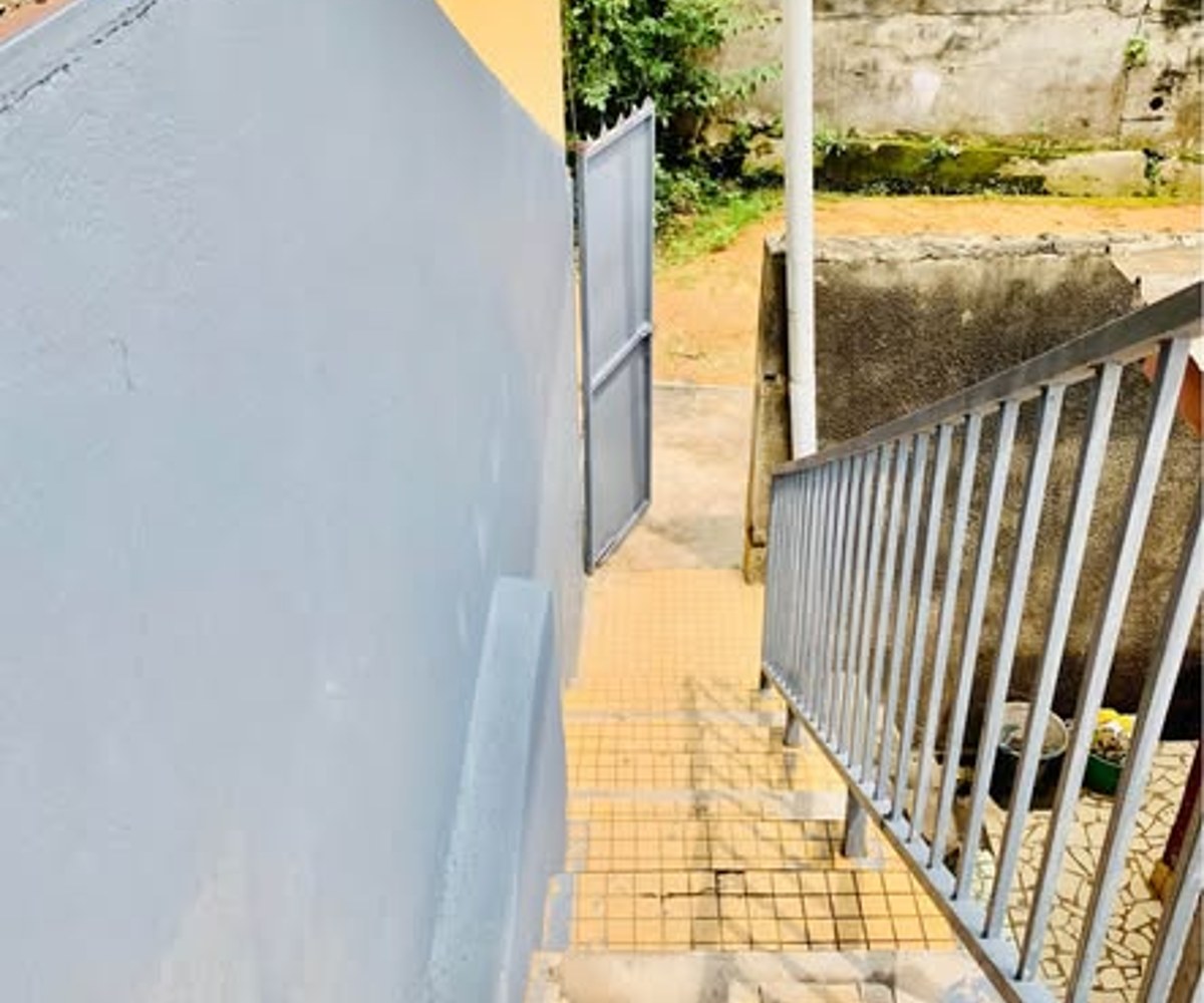 Studio moderne à louer - Biyem-Assi Acacias