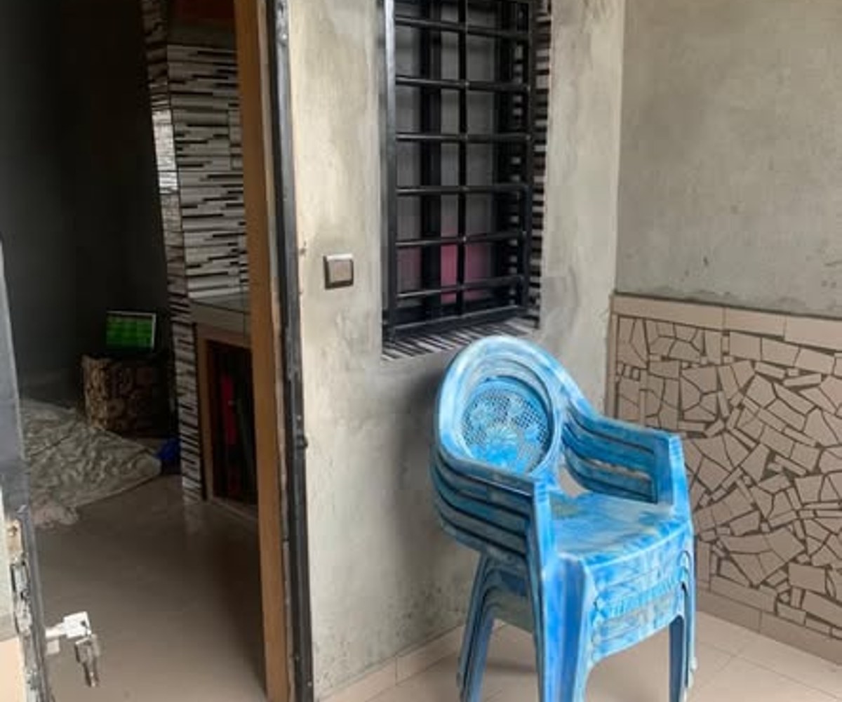 Vaste chambre moderne à Yassa