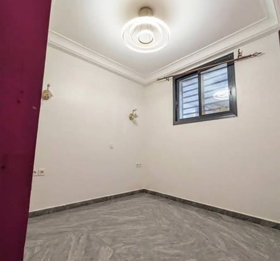 Studio moderne 4 pièces à Village, Douala